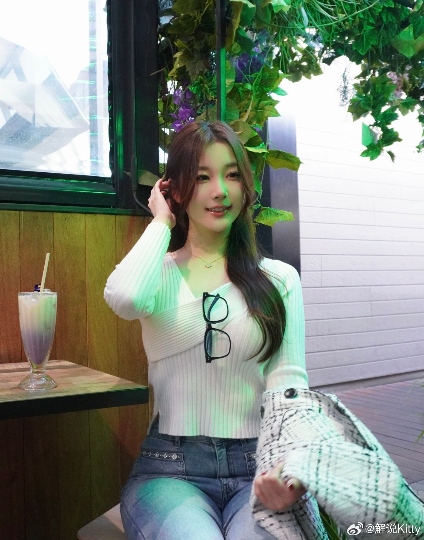 💘前LPL英文流解说Kitty社媒晒照 配文:出门咯