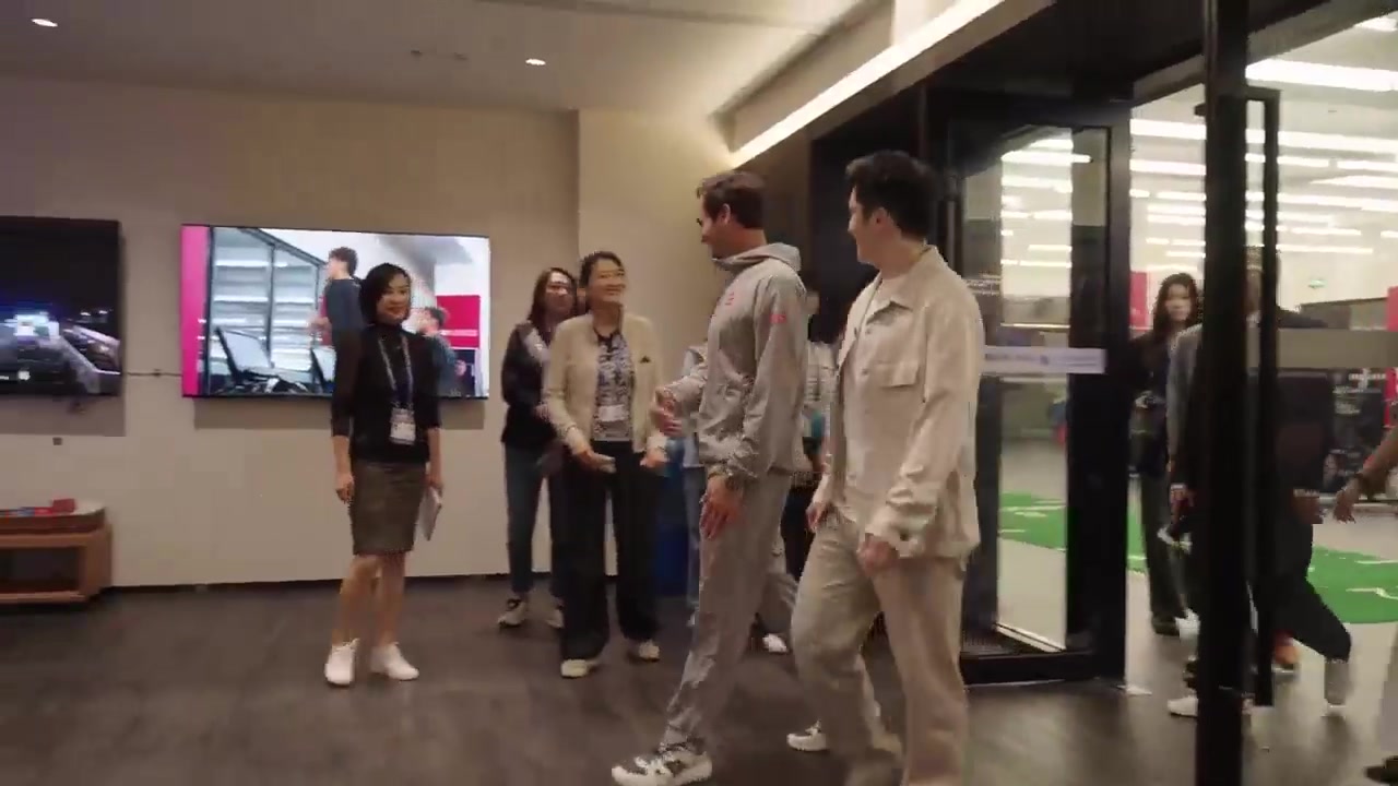 术业有专攻!樊振东费德勒切磋乒乓球,小胖发出旋转球看呆费德勒