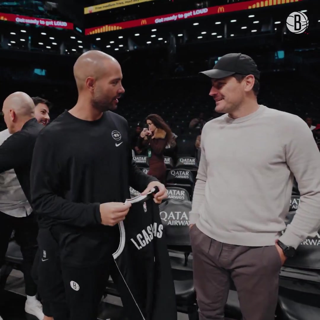 跨界互动!卡西现场观看NBA比赛,获赠篮网1号球衣