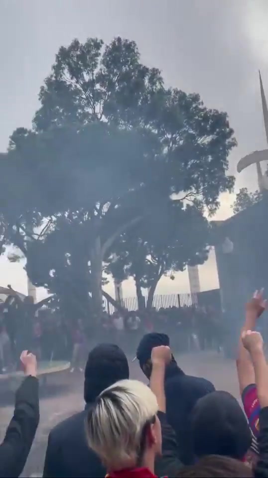 😂西甲巡回演唱?巴萨&马竞球迷唱歌嘲讽维尼修斯错失金球